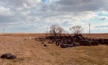 Незаконно депо бълва стари гуми на брега на Атанасовското езеро