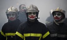 Сблъсъци между полицаи и пожарникари в Париж
