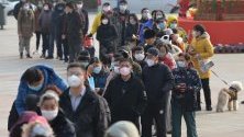 Опашка от хора пред аптека за медицински маски в град Нанджин, Китай. Над 130 души са загиналите от епидемията на новия коронавирус в Китай, заразените са 6000.