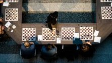 Шахматистът Фабиано Каруана от САЩ, който е номер 2 в света, играе срещу политици в Хага, Холандия.