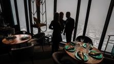 Посетители в нощен клуб &quot;Птиците&quot; в Москва. Ресторантът и нощният клуб получи сертификат в Каталога на рекордите на Русия за най-високо разположения расторант в ЕВропа. Той е разположен на 336 метра на 84-ия етаж на небостъргача ОКО в Москва.