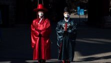 Официални служители носят защитни маски срещу коронавируса докато участват в церемония в двореца в Сеул, Южна Корея.