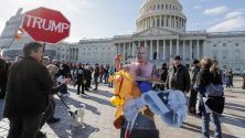 Протест в подкрепа на процеса по импийчмънт срещу президента на САЩ Доналд Тръмп пред Капитолия във Вашингтон.