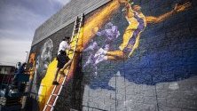 Графити творецът Киптоу рисува огромен портрет на починалия баскетболист Коби Брайънт в Лос Анджелис. 