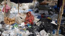 Работник преглежда пластмасови боклуци за рециклиране край река Буригангав Дака, Бангладеш. Страната е една от най-замърсените в света.