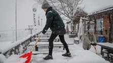 Почистване на снега в ресторант в ски курорта Роза Хутор край Сочи, Русия. Заради обилните снеговалежи са прекъснати тренировките за Световната купа за ски спускане за жени.