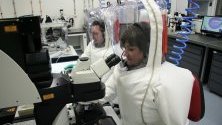 Учени тестват ваксина срещу коронавируса в лаборатория на CSIRO в Геелонг, Австралия.