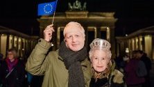 Проевропейски привърженици с маски на британския премиер Борис Джонсън и британската кралица Елизабет Втора минути след полунощ, след като Великобритания напусна Европейския съюз, демонстрират пред Бранденбургската врата в Берлин.