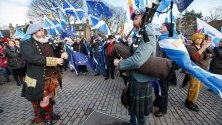 Гайдари свирят по време на протест за независимост на Шотландия пред шотландския парламент в Единбург.