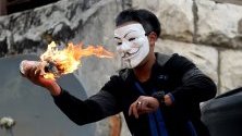 Палестинец хвърля коктейл &quot;Молотов&quot; по време на сблъсъци с израелските части по време на протест срещу т.нар. Сделка на века, обявена от Доналд Тръмп за разрешаване на конфликта в региона.