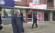 Полицаи нахлуха в офис на кабелен оператор в Бургас