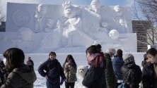  Посетители разглеждат снежния фестивал в Сапоро, Япония, който ще продължи до 11 февруари.