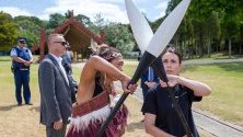 Новозеландският премиер Джасинда Ардърн кръстосва гребло с член на уака екипаж преди традиционно гребане по време на Националния ден на страната Waitangi Day.