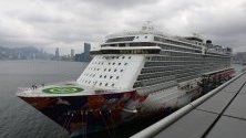 Служители дезинфекцират палубата на круизния кораб World Dream на пристан в Хонконг, след като трима пътници показаха симптоми на коронавирус.