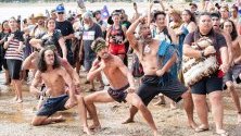 Маори изпълняват традиционния хака танц по време на Националния ден на Нова Зеландия - Waitangi Day, в Уайтанги.