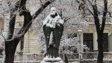 Паметникът на Патриарх Евтимий в София под сняг