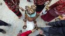 Индуси участват в традиционна процесия по време на фестивала Мадхав Нараян в Лалитпур, Непал, посветен на Шива - бога на съзиданието и разрушението.