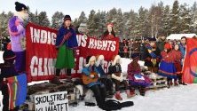 Климатичният активист Грета Тунберг по време на климатична стачка с деца от местното коренно население саами в Йокмок, Швеция.