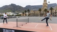 Роджър Федерер и Рафаел Надал играят мини тенис в Кейптаун, Южна Африка, преди благотворителния им мач в града.