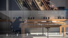 Охрана в празен магазина на Apple в Пекин. Търговската част на града е на практика обезлюдена заради паниката от коронавируса.