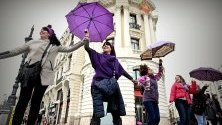 6000 жени участват в жива верига в центъра на Мадрид в протест срещу насилието над жените.