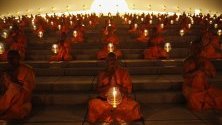 1200 будистки монаси от Тайланд са се събрали спонтанно, без организация, и палят свещи в деня Маха Буча в храм в покрайнините на Банкок. Един от свещените дни за будистите се отбелязва при пълнолуние от третия лунен месец.