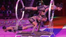 Етиопски циркови артисти от трупата Circus African dreams с изпълнение по време на представлението "Африка - екзотичен бум" в Украинския национален цирк в Киев.