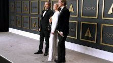 Хоакин Финикс и Рене Зелуегър с награда &quot;Оскар&quot; за най-добра главна роля позират заедно с Брад Пит, получил награда за второстепенна мъжка роля.