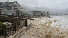 Пяна се разбива на брега на океана след продължителни дъждове и бури край Сидни, Австралия.