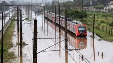 Наводнени влакове след проливни дъждове в Сау Паулу, Бразилия.