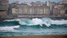 Вълни се разбиват в брега на Риасор, Ла Коруна, Испания, предизвикани от бурята Киара.