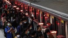 Хора със защитни маски срещу коронавируса се качват в метро в Тайпе, Тайван.