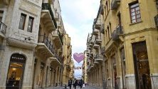 Хора минават под украси за Свети Валентин на търговска улица в Бейрут, Ливан. 