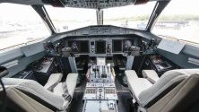 В пилотската кабина на самолета ATR 72-600 по време на авиосалона в Сингапур.