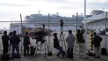 Журналисти снимат японския кораб, поставен под карантина в Токио заради коронавируса. Над 170 пътници са заразени от болестта.