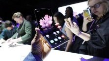 Новият смартфон Galaxy Z Flip по време на представянето му в Сан Франциско, Калифорния.