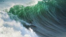 Сърфистът Грант Бейкър в действие по време на състезание от World Surf League (WSL) Big Wave Tour в Назаре, Португалия.