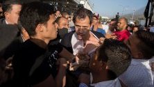 Опозиционният лидер във Венецуела Хуан Гуайдо, който е временен президент на страната, пристига на летището в Каракас и бива атакуван от тълпата.