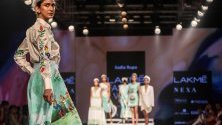 Модно ревю на индийския дизайнер Садиа Рупа по време на Седмицата на модата в Мумбай, Индия.
