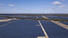 Соларната ферма Darling Downs край Далби, Кийнсленд, Австралия. В региона, известен с рудо- и газодобива си, се наблюдава ръст на възобновяемите източници на енергия.