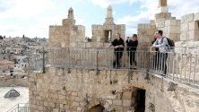 Туристи по стените на Стария град в Ерусалим. Променадата беше наскоро отворена за посещения в една от частите си.