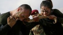 Кюрдски бойци пешмерга показват уменията си по време на церемония по дипломиране във военен лагер в град Соран край Ирбил, Ирак. 