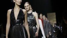 Американският модел Бела Хадид начело на дефиле на Майкъл Корс по време на Седмицата на модата в Ню Йорк.