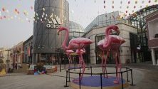 Празен търговски център с украса за Деня на влюбените в Пекин, Китай. Много магазини и ресторанти са затворени заради епидемията от коронавирус.