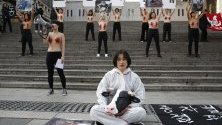 Членове на организацията Direct Action Everywhere (DxE) протестират в Сеул, Южна Корея, срещу дискриминацията по вид на животни в говедовъдството.