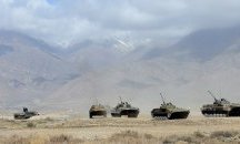 Руски лейтенант оформи сърце от танкове за своята любима