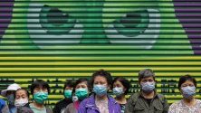 Улични чистачи със защитни маски срещу коронавируса чакат на опашка за нови маски в Хонконг, Китай.