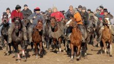 Над 500 киргизки ездачи участват в традиционната игра аламан-улак на 30 км от Бишкек, Киргизстан.