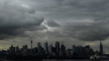 Буреносни облаци се събират над бизнес квартала в Сидни, Австралия.
