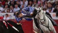 Испанецът Пабло Ермосо де Мендоса в битка с бика Чаро по време на боеве Temporada Grande  с бикове в Мексико сити.